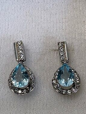 (136)925 Sterling Silver Sparkling Teardrop Blue Crystal Dangle Earrings